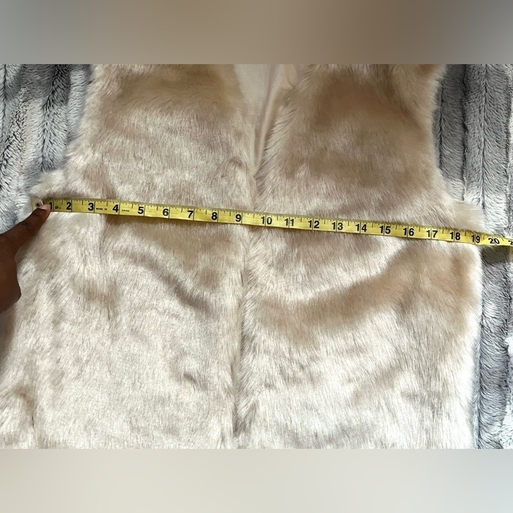 𝅺forever 21 Faux Fur Vest - Picture 6 of 9